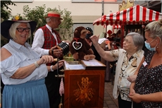 Das Ehepaar Gerach mit Drehorgel und Akkordeon / Christine Kraus / Caritasverband für die Diözese Speyer