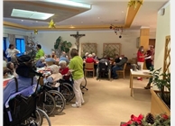Pflege- und Betreuungskräfte kümmerten sich rührig um die Bewohnerinnen und Bewohner bei der Weihnachtsfeier