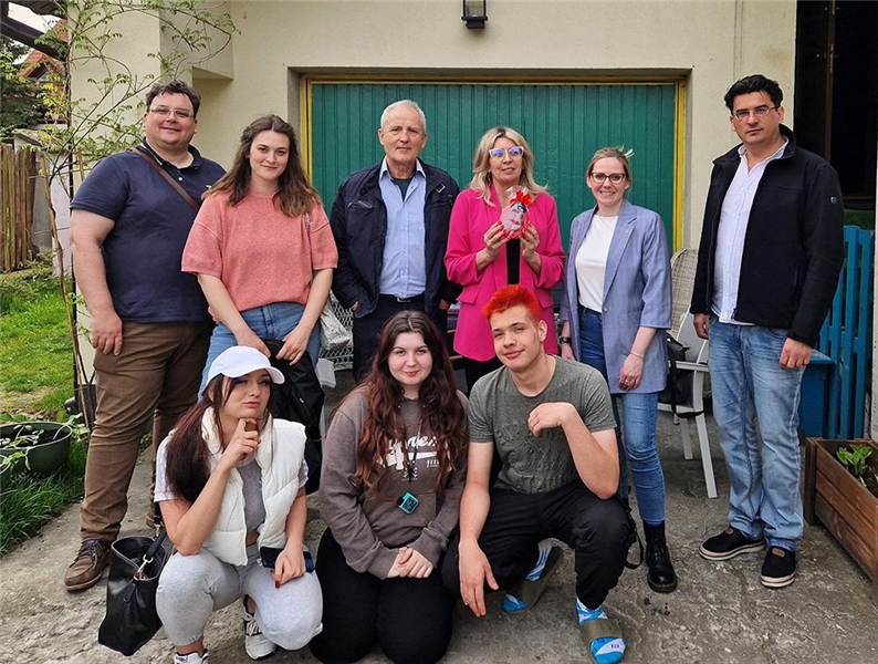 Martin Kohl (l.), Madlen Steger (2.v.l.), Stefanie Paul (2.v.r.) und Lucian Botez (r.) vom Caritasverband Mannheim besuchten ein Wohnprojekt für junge Obdachlose.