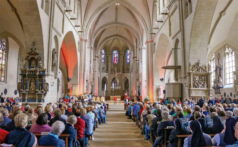 Segnungsgottesdienst im vollbesetzten St.-Paulus-Dom in Münster zum Katholikentag 2018 (Caritas)