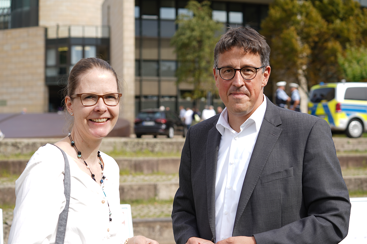 Pia Stapel und René Schneider bei der Kundgebung der Caritas in NRW vor dem Düsseldorfer Landtag (Foto: Carolin Kronenburg)