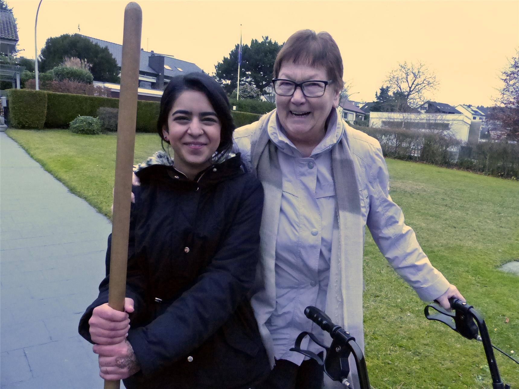 Helga Jahn und Schülerin Sahar beim Spaziergang (Caritasverband Westerwald-Rhein-Lahn)