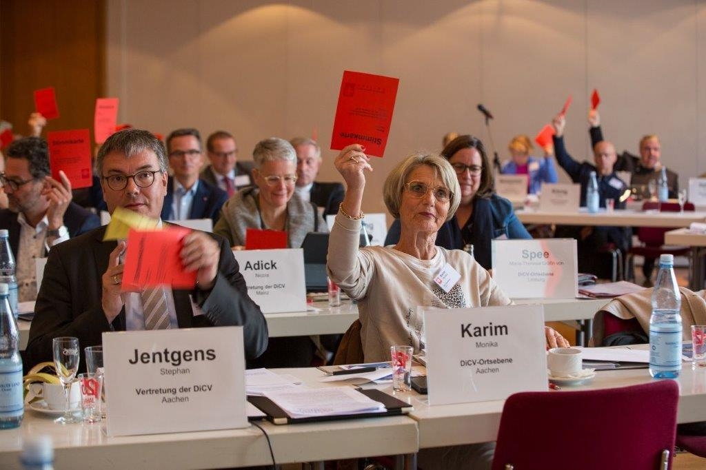 Delegierte bei einem Votum auf der Delegiertenversammlung des Deutschen Caritasverbandes 2022 in Limburg. (Walter Wetzler für den DCV)