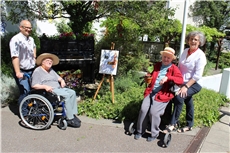 Ehrenamtliche Helfer und Bewohner des Caritas-Altenzentrums Heilig Geist verschönern den Hofgarten