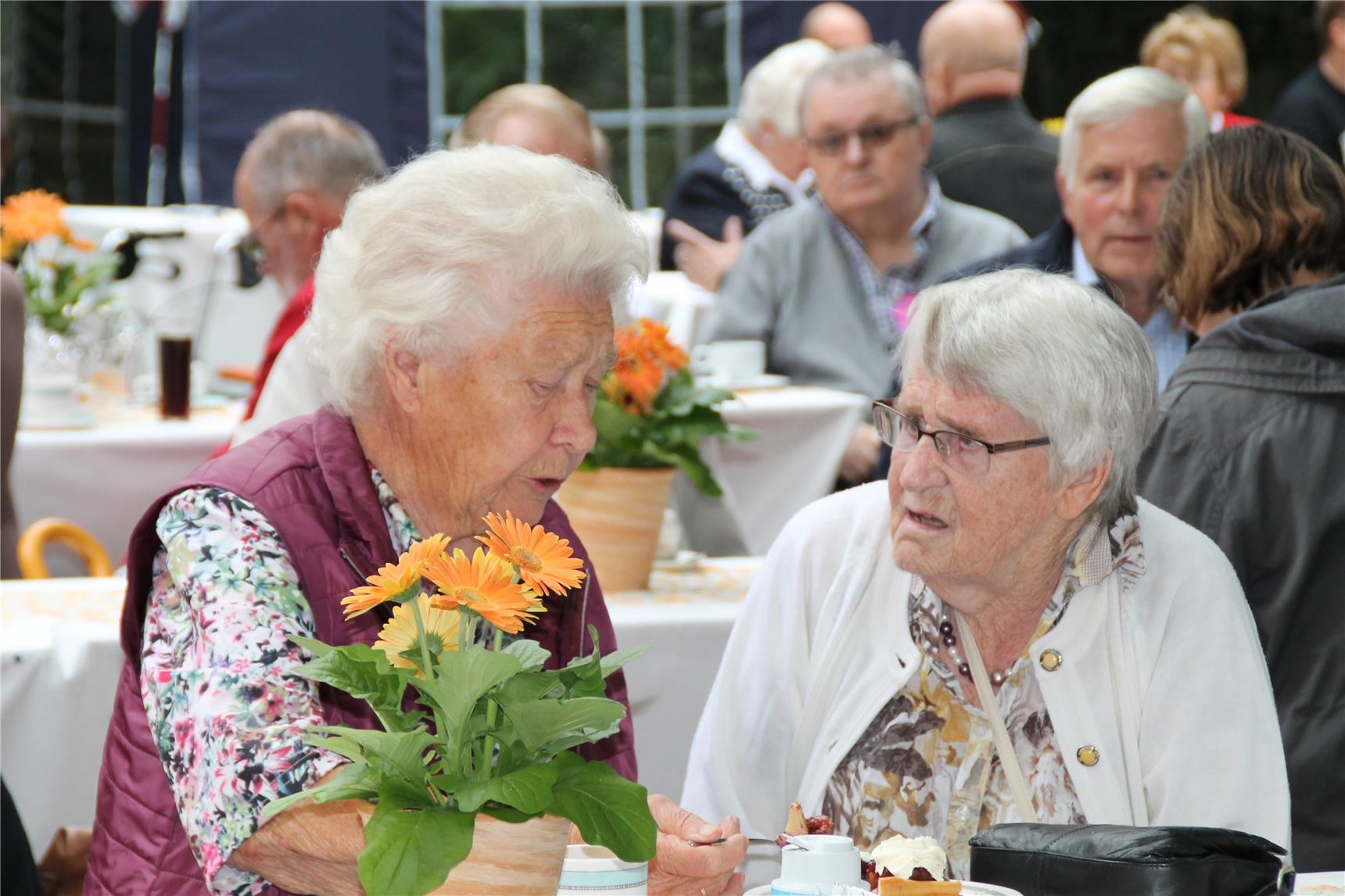 2 ältere Damen unterhalten sich (Lehwald / Caritas)