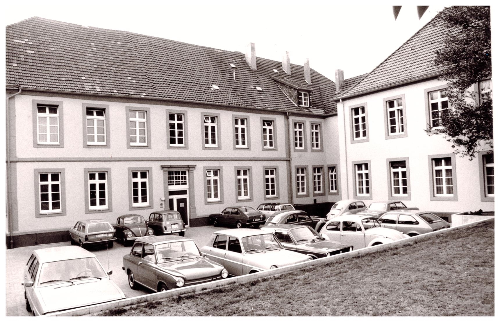Im Jahr 1974 bezog der Caritasverband das ehemalige Finanzamtsgebäude an der Klosterstraße in Ibbenbüren. 