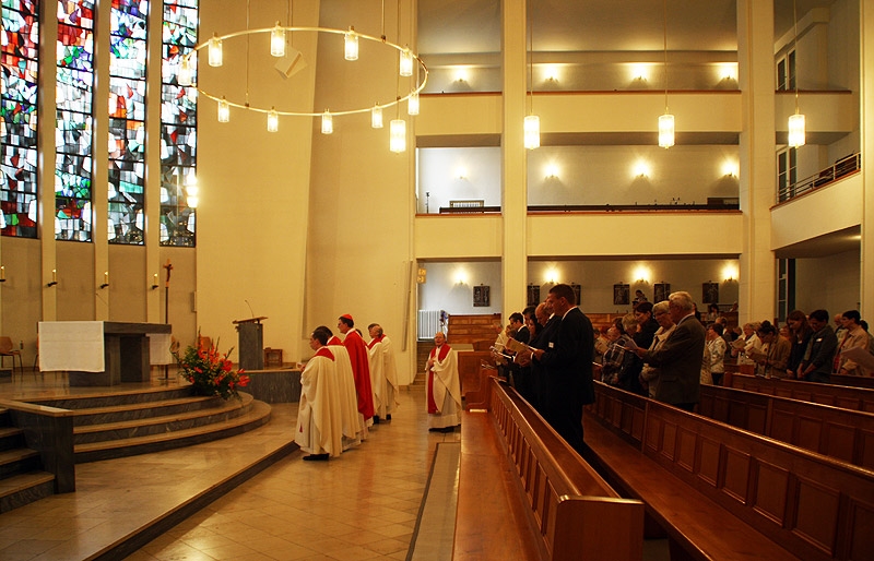 Feierliche Heilige Messe in der Kirche St. Kamillus mit bunt leuchtenden Bleiglasfenstern. 