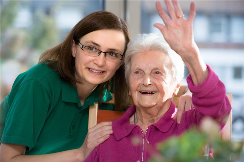 Seniorin mit Altenpflegerin
