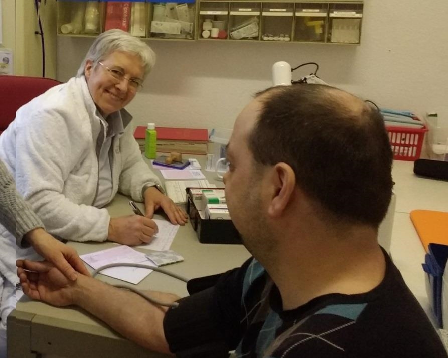 Patient in Behandlung bei einer ehrenamtlich arbeitenden Ärztin (Foto: Caritasverband Worms e.V.)