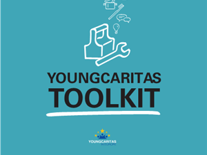 Hellblaue Broschüre mit der Aufschrift youngcaritas Toolkit