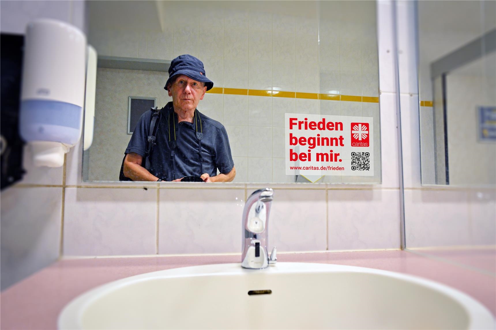 Badezimmerspiegel mit Kampagnenaufkleber der Frieden beginnt bei mir