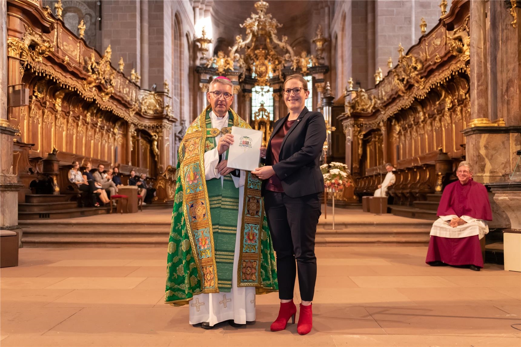 Bischof Prof. Dr. Peter Kohlgraf bei der Urkundenübergabe mit Caritasdirektorin Ulrike Kunz im Dom zu Worms (© Caritasverband Worms e. V., Horst Stange)