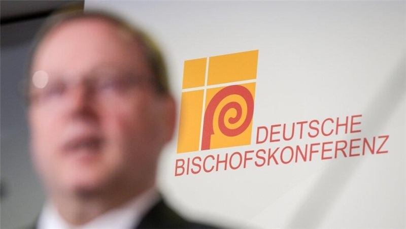 Bischof Georg Bätzing vor dem Logo der Deutschen Bischofskonferenz / © Harald Oppitz ( KNA )