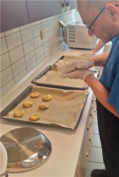 Person beim Keksebacken