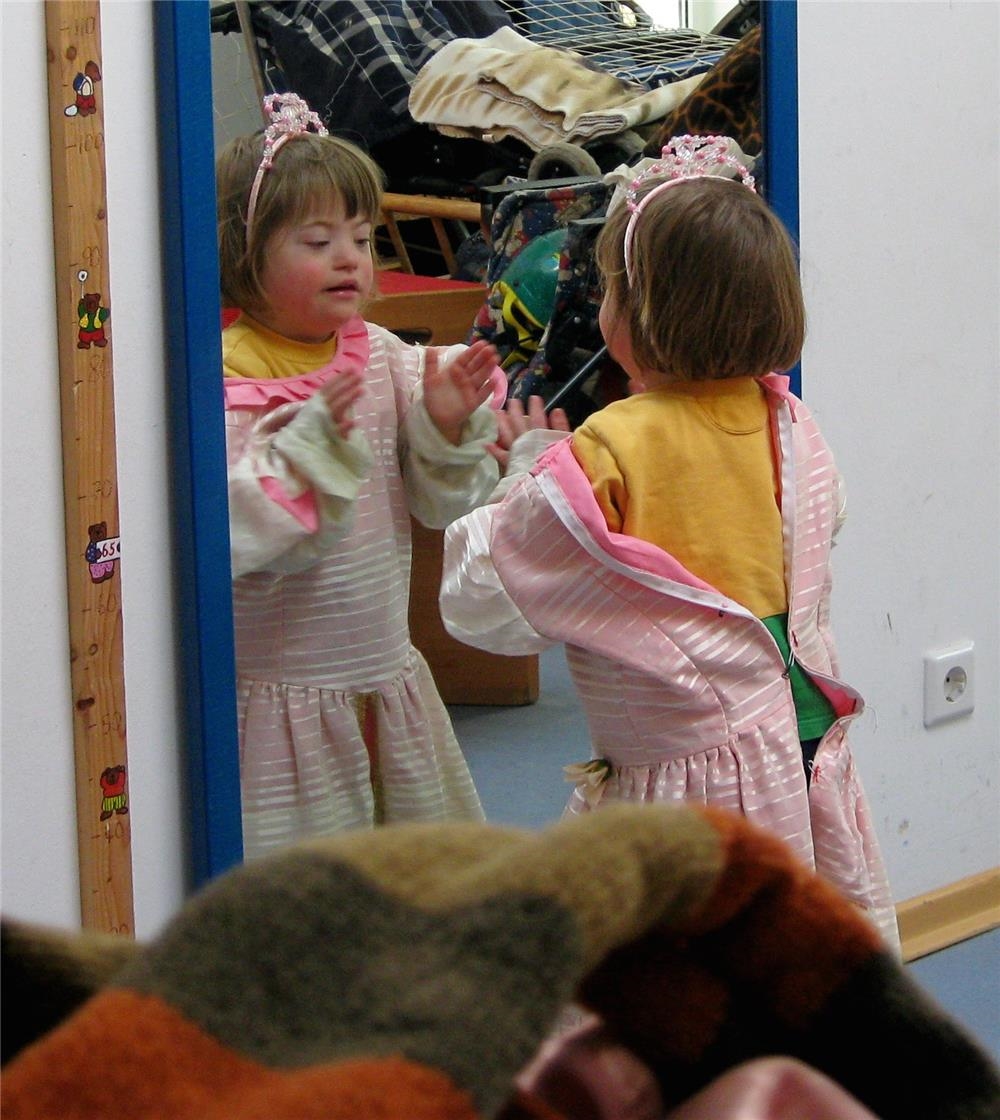 Mädchen mit Prinzessinen-Kleid vor dem Spiegel (Foto: Marco Wagner)
