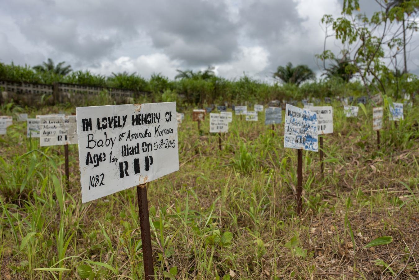 Ebola Friedhof in Sierra Leone (Foto: Bente Stachowske / Caritas international)