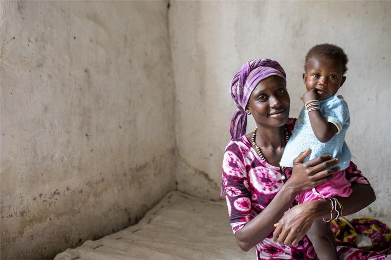 Aminata mit ihrer Tochter in Sierra Leone
