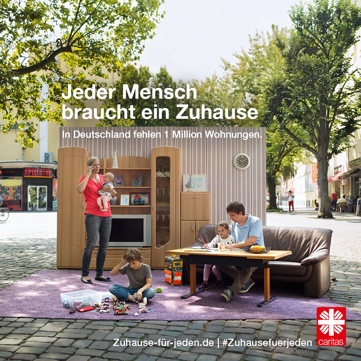 Familie mit Wohnzimmer auf Straße (Deutscher Caritasverband, Fotograf: Darius Ramazani)