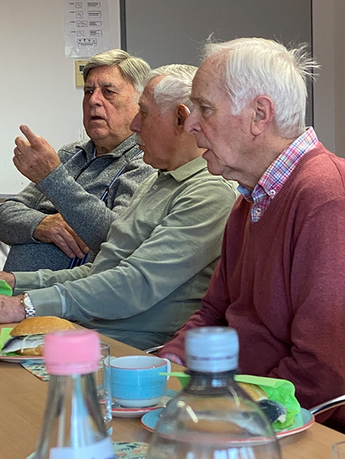 3 Männer am Tisch im Gespräch (Caritasverband Darmstadt e. V.)