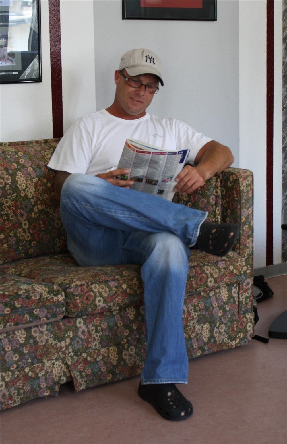 Mann sitzt auf geblümtem Sofa (Foto: Marco Wagner)
