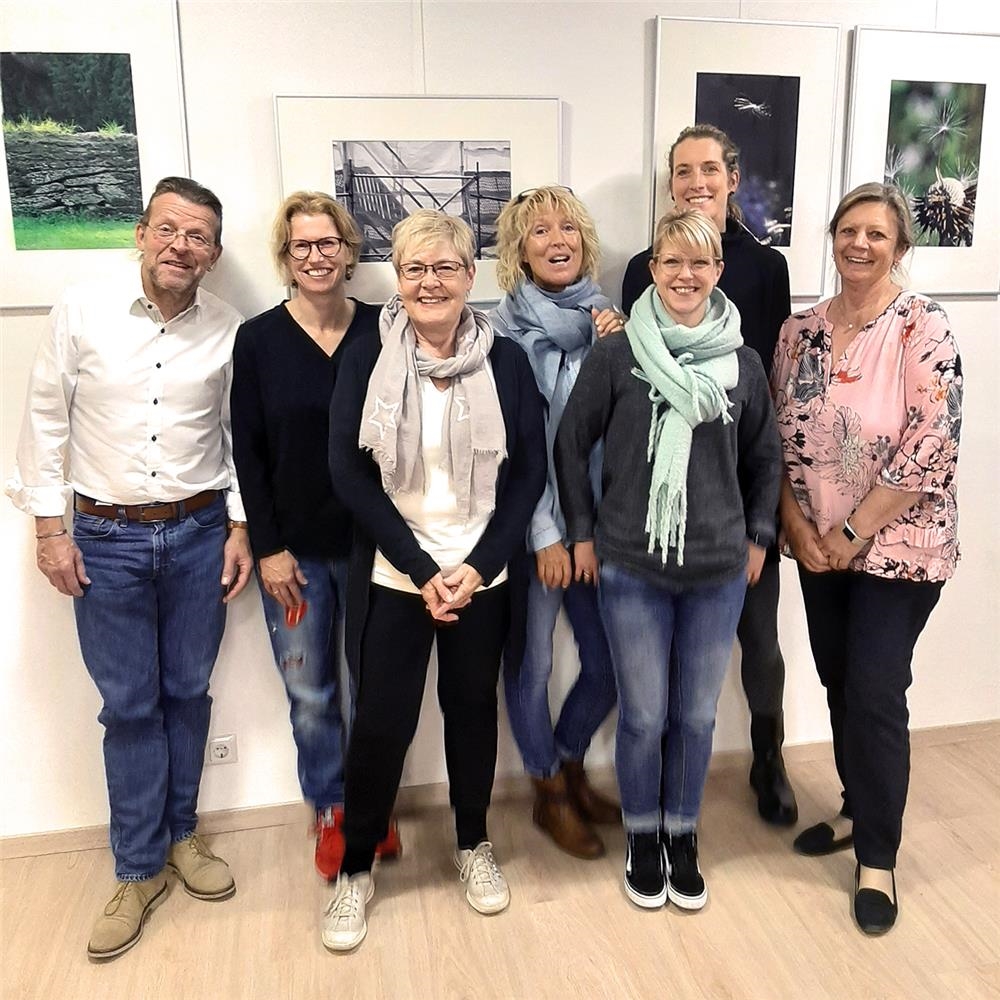 Gruppenbild mit lächelnden Menschen (Foto: Caritasverband für den Bezirk Limburg e.V.)