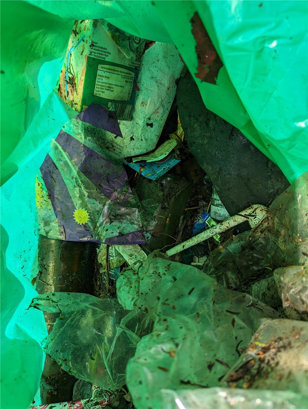 Die Ausbeute der Müllsammelaktion der Berghofer OGS in einem Müllsack 