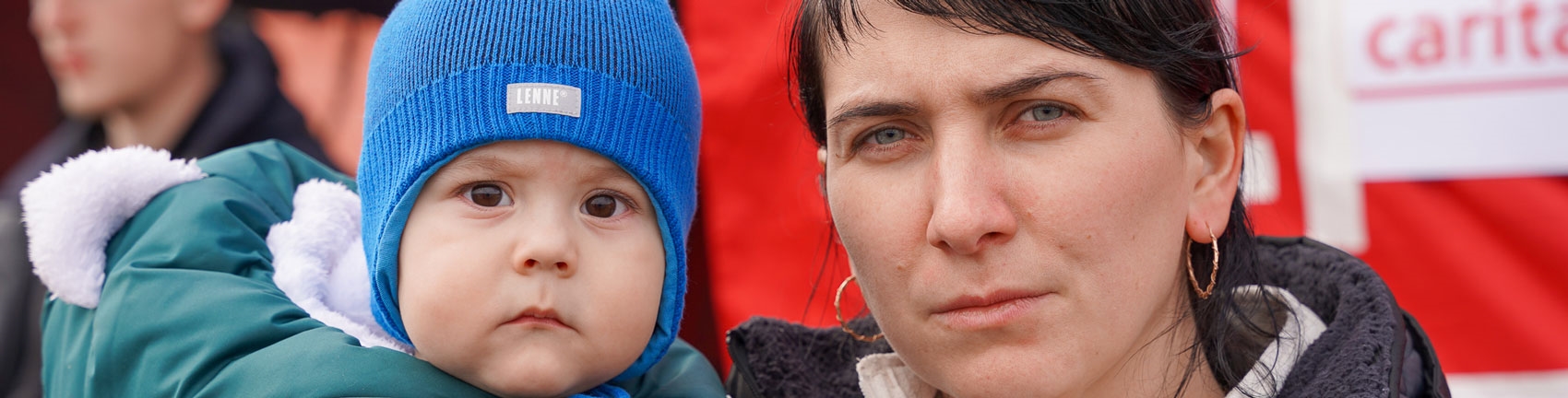 Mutter und Kind auf der Flucht im Ukraine-Krieg