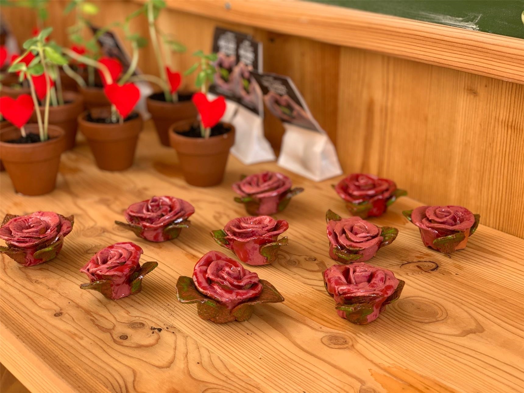 handgefertigte Rosen aus Ton als Andenken für die Besucher  (© Caritas Trägergesellschaft "St. Elisabeth" gGmbH)