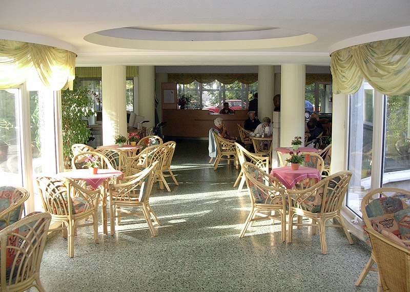 Das helle sonnige Foyer mit seinem Cafécharakter lädt zum geselligen Treffen ein. 