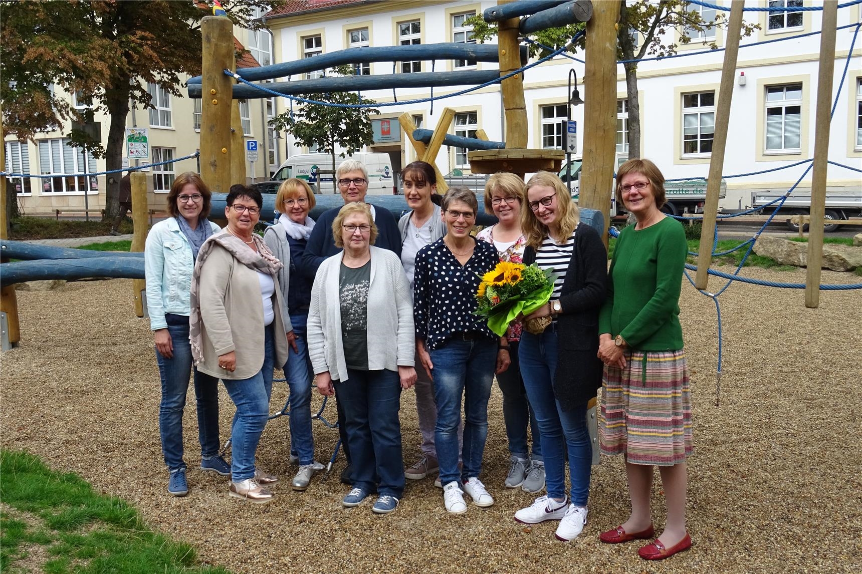 Die Fachdienstleiterin der Familienpflege Brigitte Rahe (rechts), die Anleiterin Reinhild Uphaus (4. von rechts) und das Team der Familienpflege gratuliert Esther Künzel (2. von rechts). 