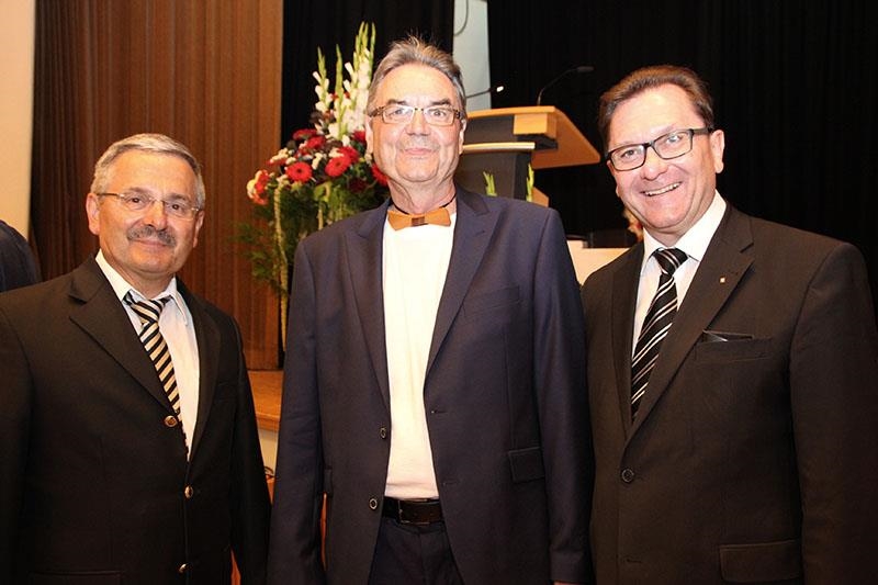 Nach 34 Jahren als Dozent an der FakS wurde Manfred Metschl im Rahmen der Abschlussfeier in den verdienten Ruhestand verabschiedet. (Weigl/Caritas Regensburg)