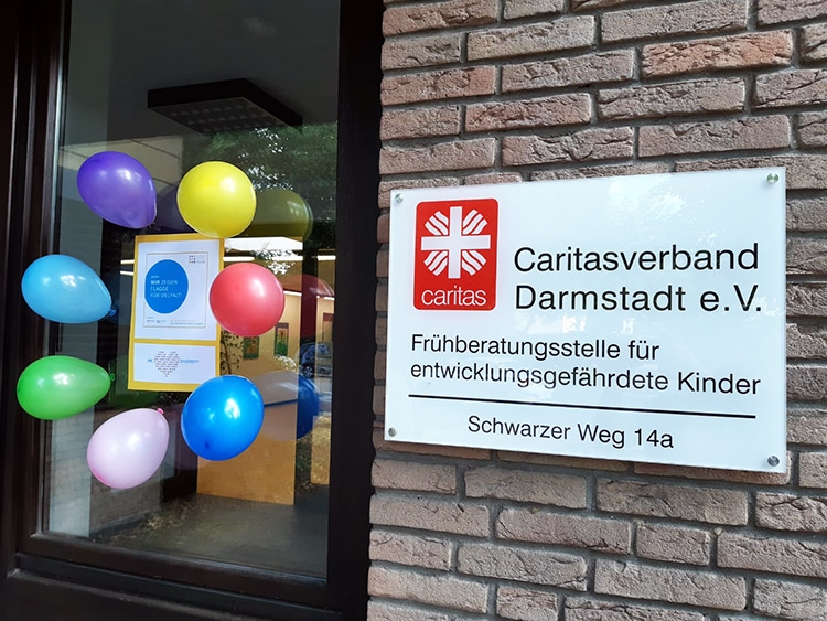 Das Fenster der Frühberatungsstelle in Darmstadt mit einem Schild das für Vielfalt wirbt (Caritasverband Darmstadt e. V.)