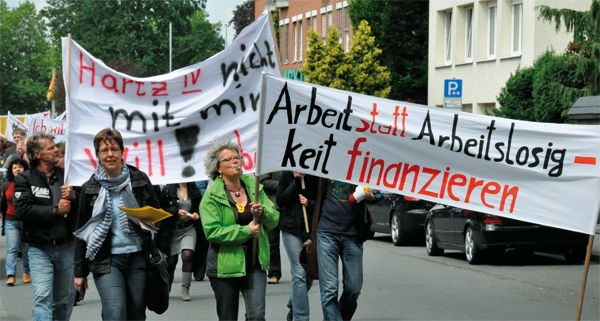 Einige Betroffene nehmen an einer Demonstration gegen Einschnitte bei Leistungen für Langzeitarbeitslose teil (cpd/Jürgen Sauer)