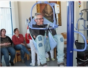 Pflegefachkraft Marco Cipriani hatte sichtlich Spaß beim Selbstversuch mit dem Patientenlifter