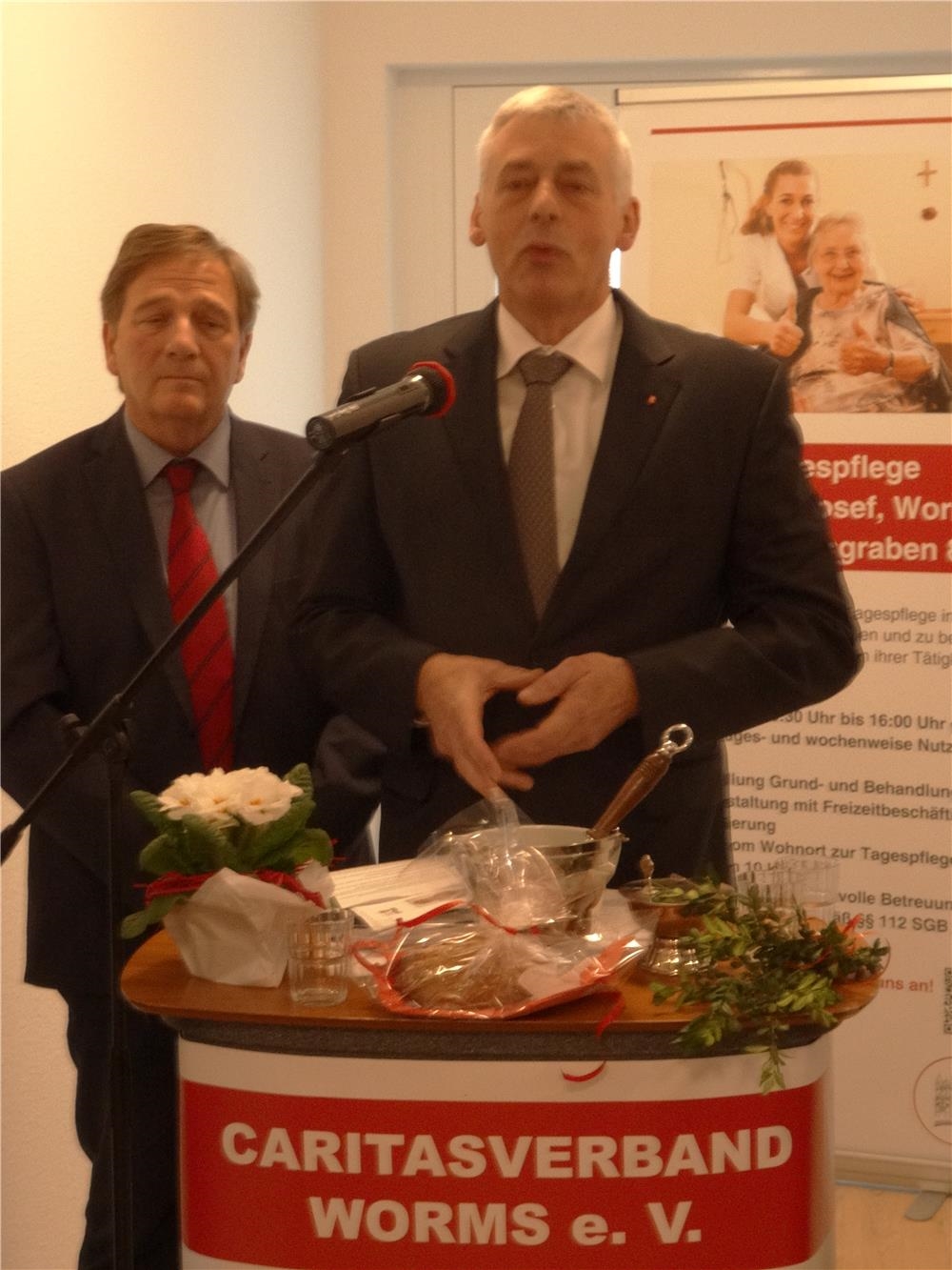 Volkmar Hommel und Georg Diederich bei der Begrüßung (Caritasverband Worms e. V.  - Ursula Perkoulidis)