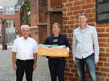 Lunch-Pakete für Obdachlose - Cumali Bicerler, Svenja Schulz und Cornelius Peters 