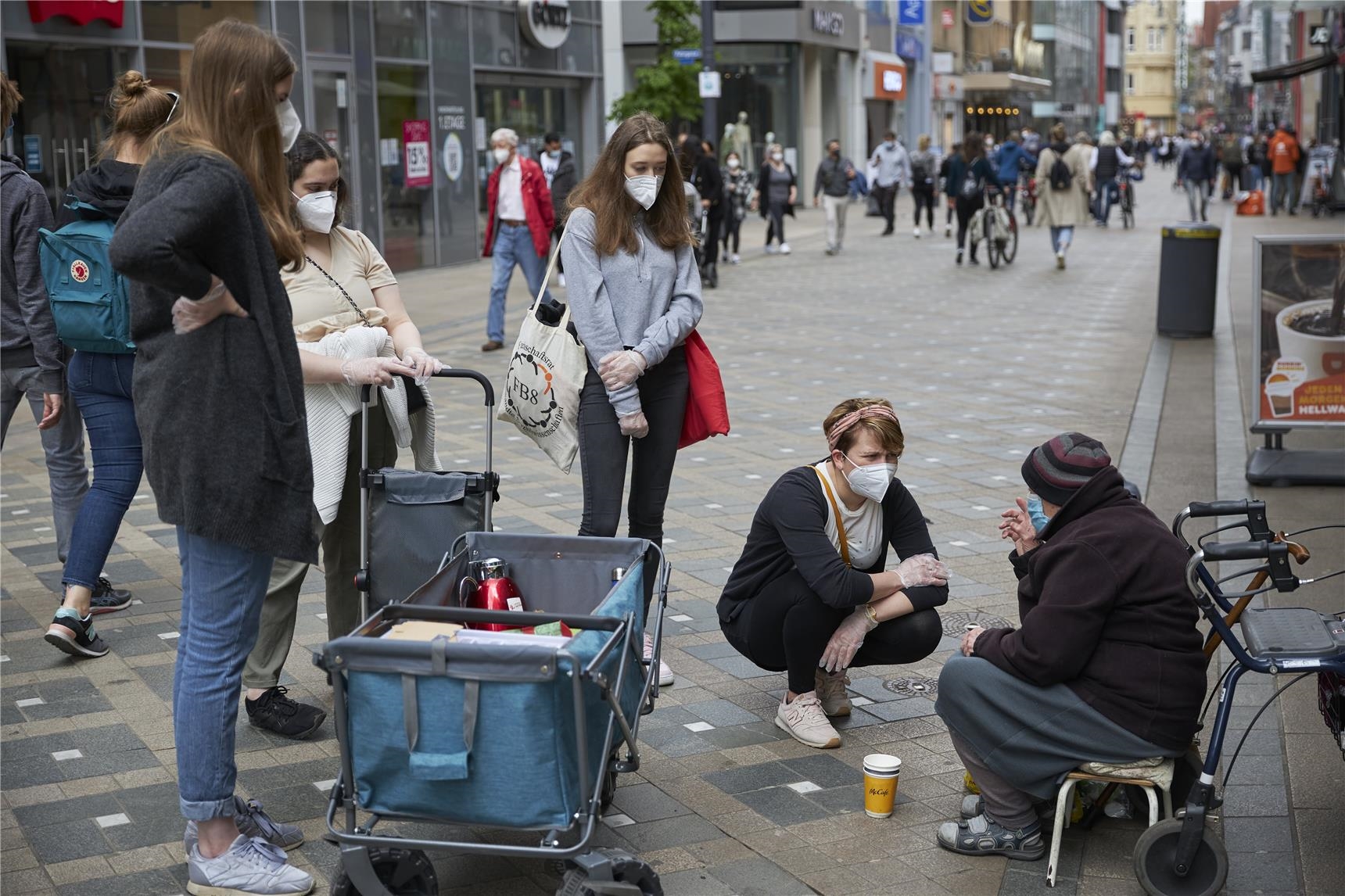 Szene in der Fußgängerzone - Engagierte sprechen mit Wohnungslosen (youngcaritas Dortmund)