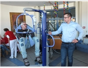 Igor Neubauer von der Firma Arjo führt die neue Generation der Patientenlifter vor