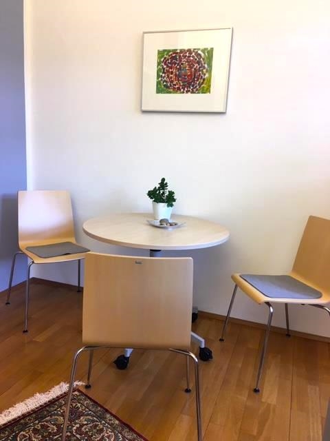 Kleine Besprechungsecke mit mobilem rundem Tisch und drei Stühlen (Caritasverband Darmstadt e. V.)
