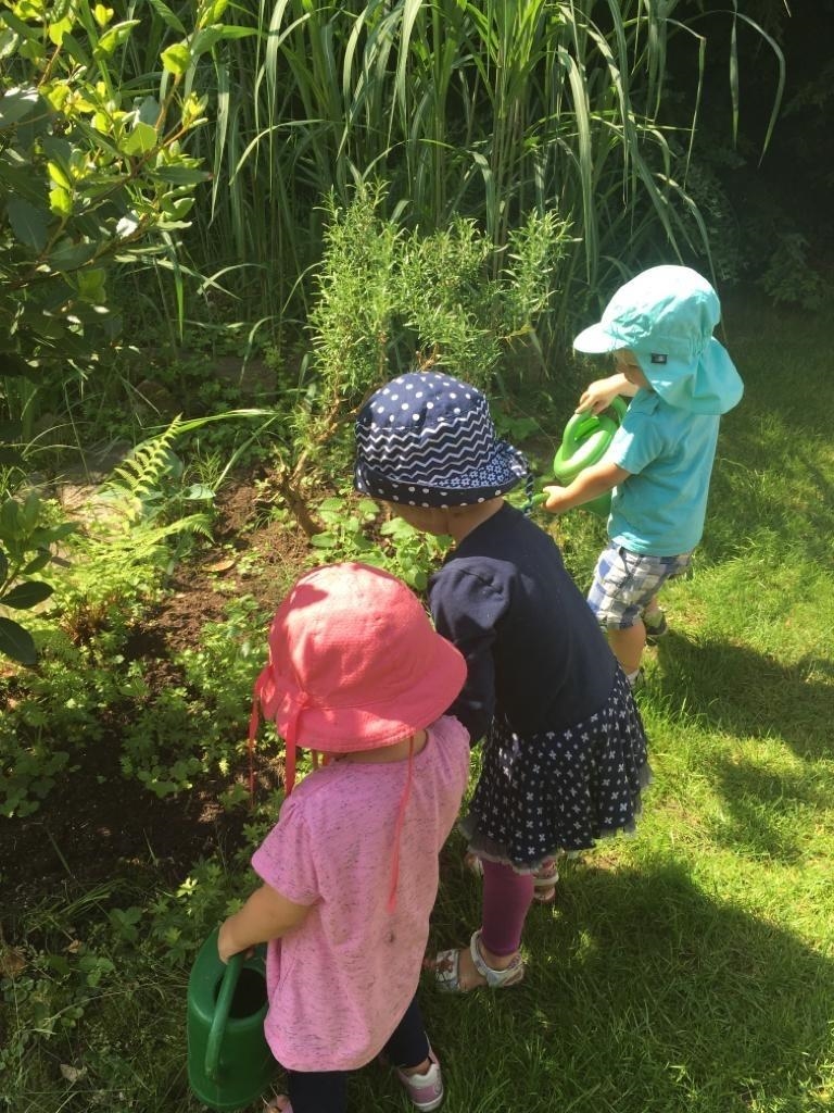 Kinder spielen im Garten. 