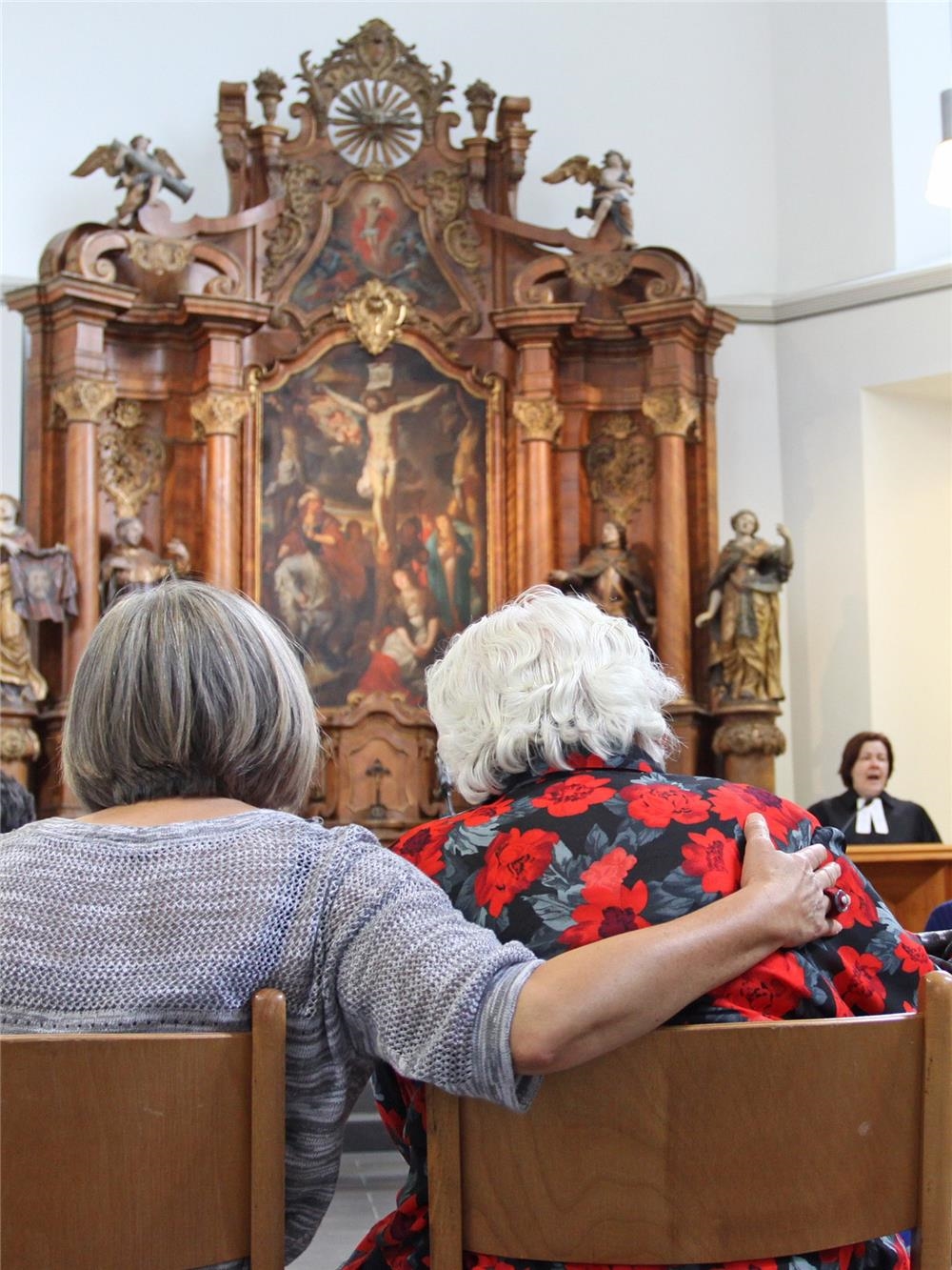 Foto eines Gottesdienstes mit Blick auf die Orgel (Foto: Malteser Hilfsdienst)