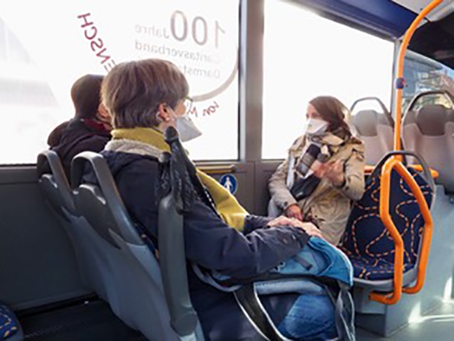 Gruppenfoto im Bus (Teilnehmer*in der Fotoaktion)