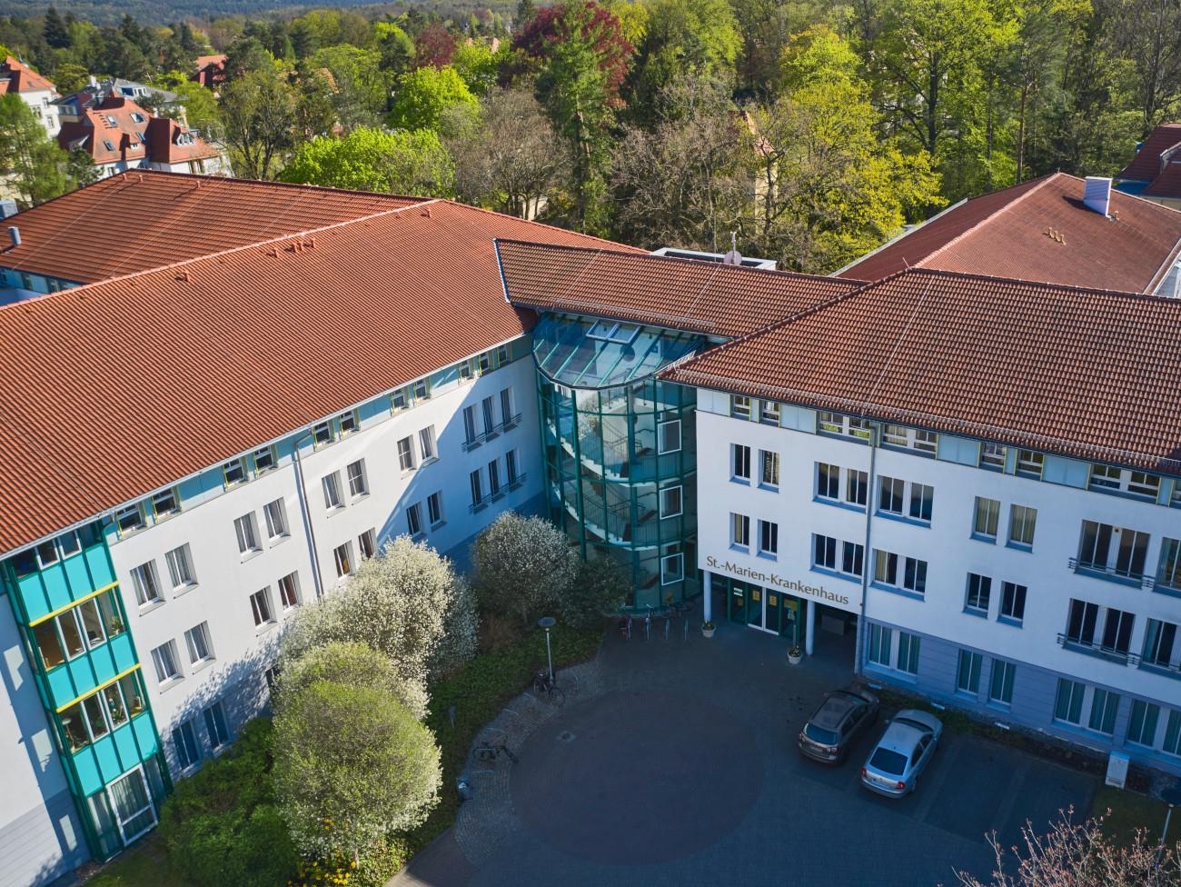 Luftaufnahme vom Haupteingang des St.-Marien-Krankenhauses