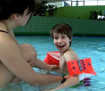 Kind mit Behinderung im Schwimmbad