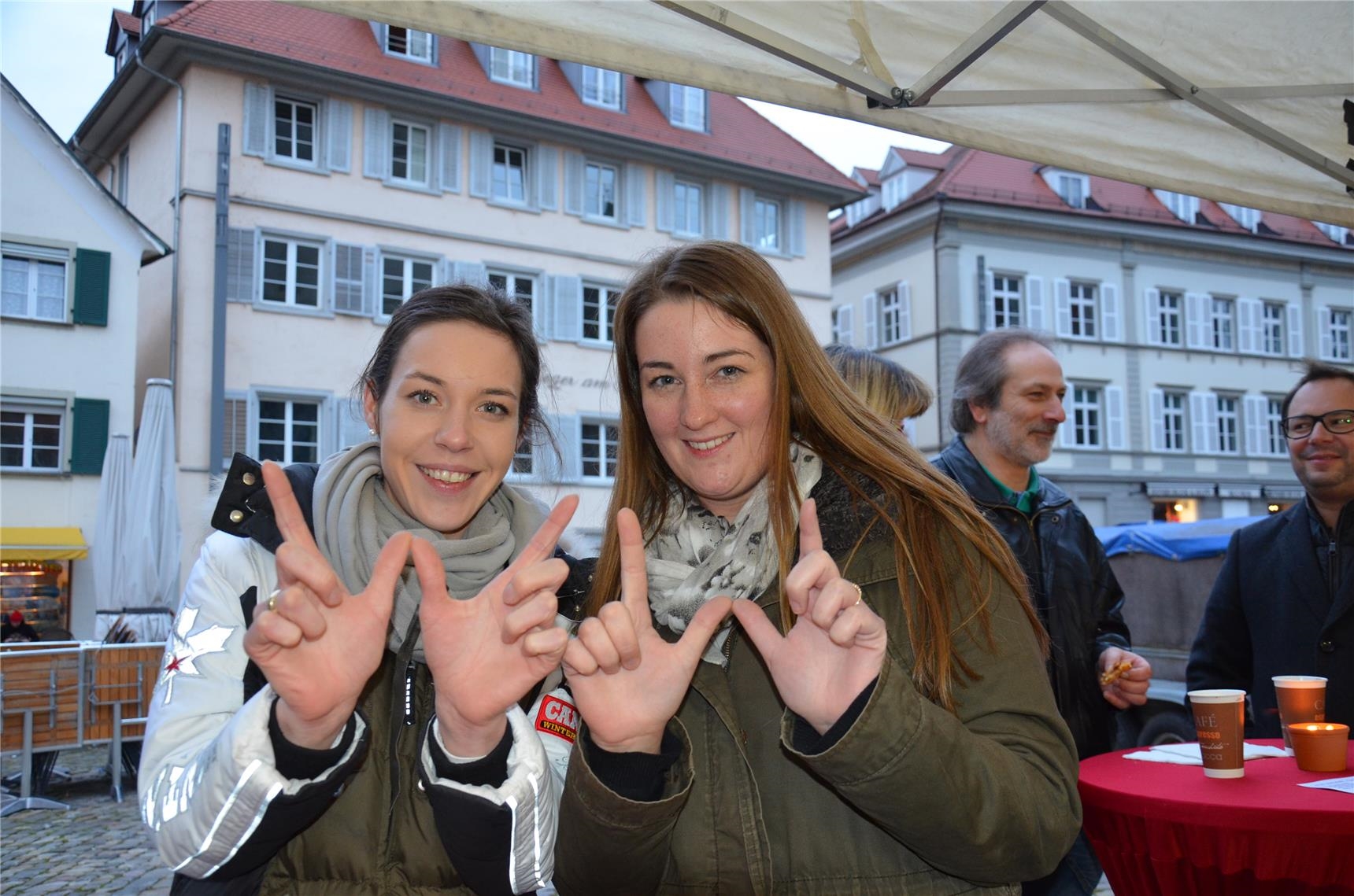 zwei Frauen mit W-Fingern (Caritas Konstanz)