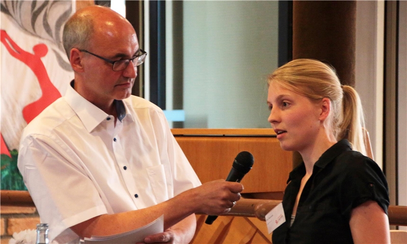 Eva Reinicke aus Hamm erläuterte in Haltern Moderator Markus Lahrmann und den Anwesenden ihr Engagement bei youngcaritas 