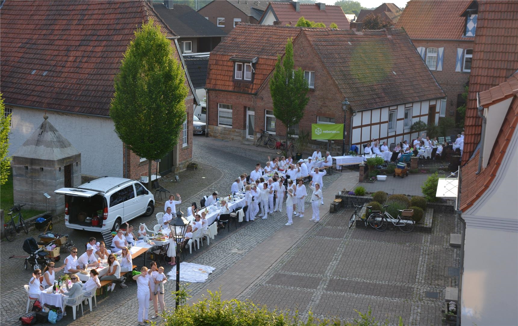 Rund 100 Personen hatten - allesamt in Weiß gekleidet - an jenem Abend auf der Herrenstraße in Bevergern an einer langen Tafel miteinander gegessen, geklönt und den Abend genossen.  