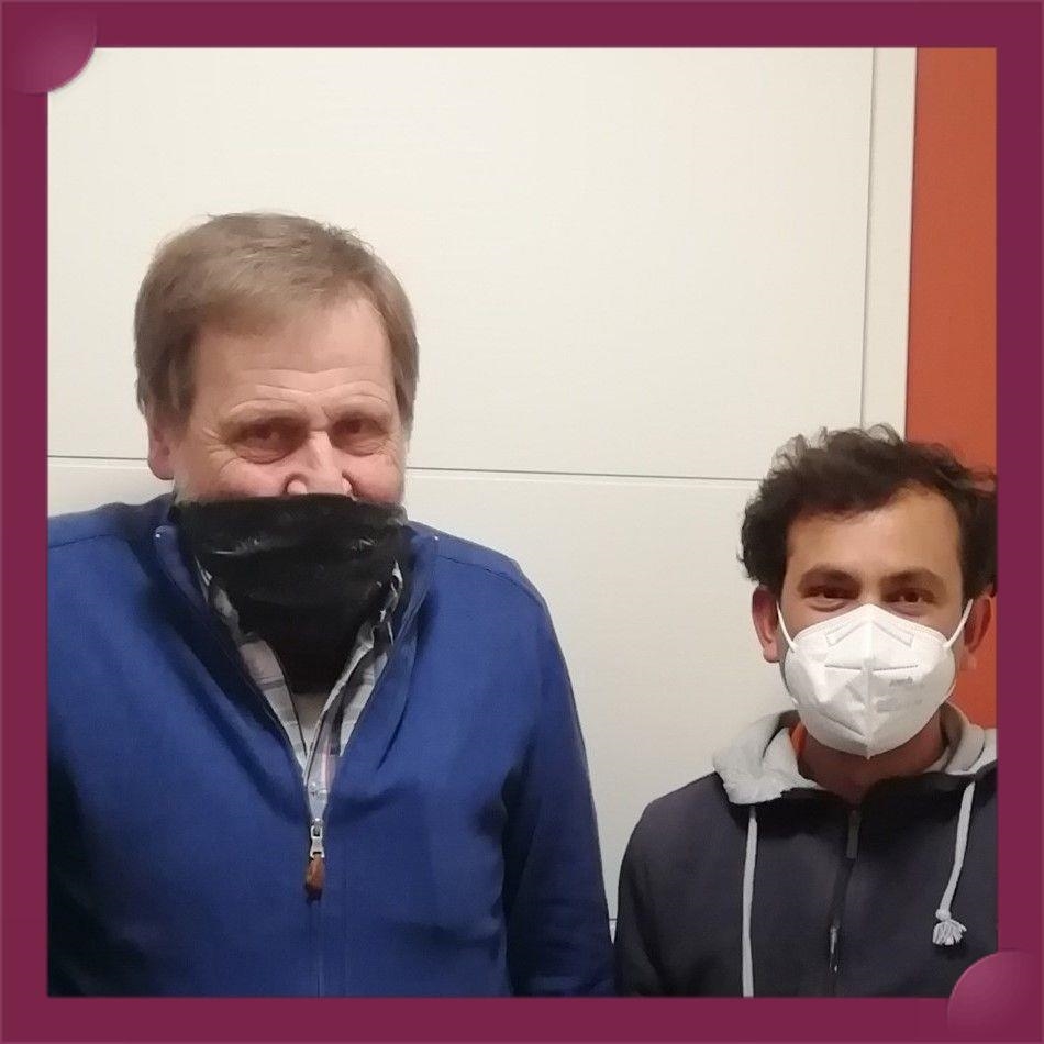 zwei Männer mit Maske