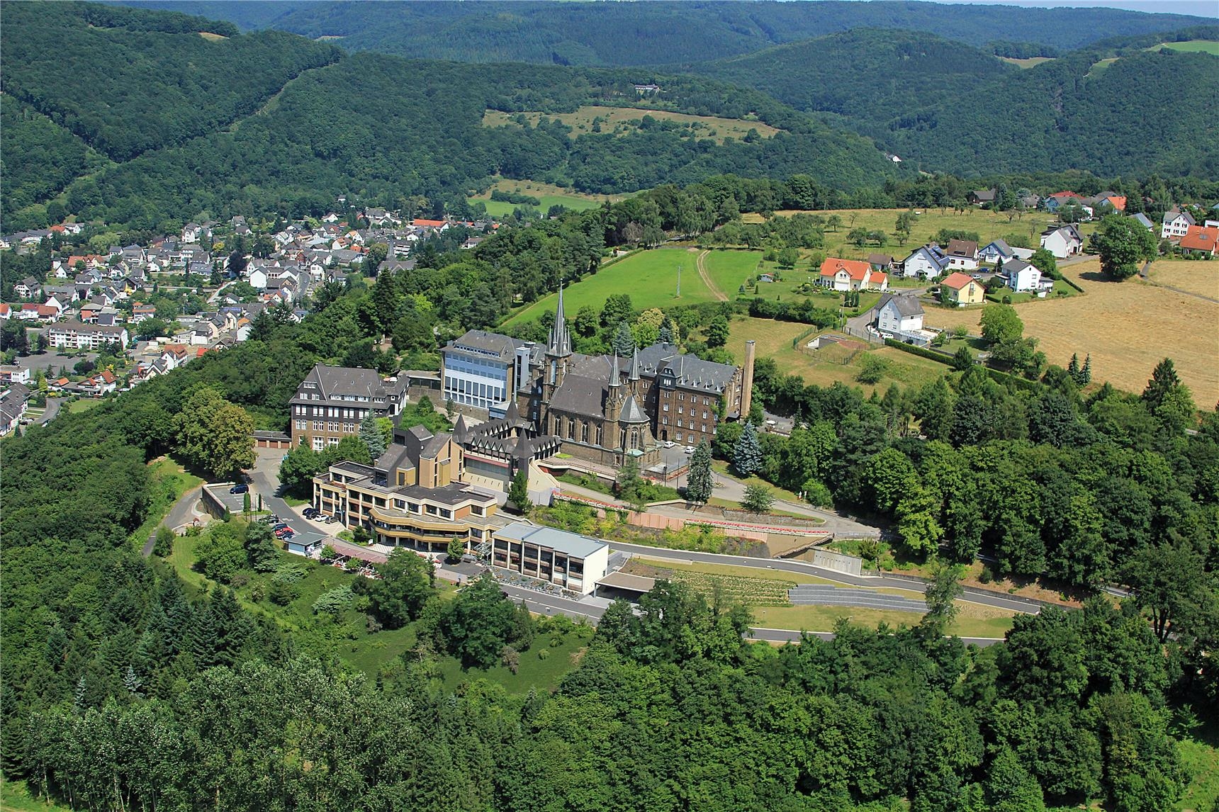 1) Luftbild Klosterberg 