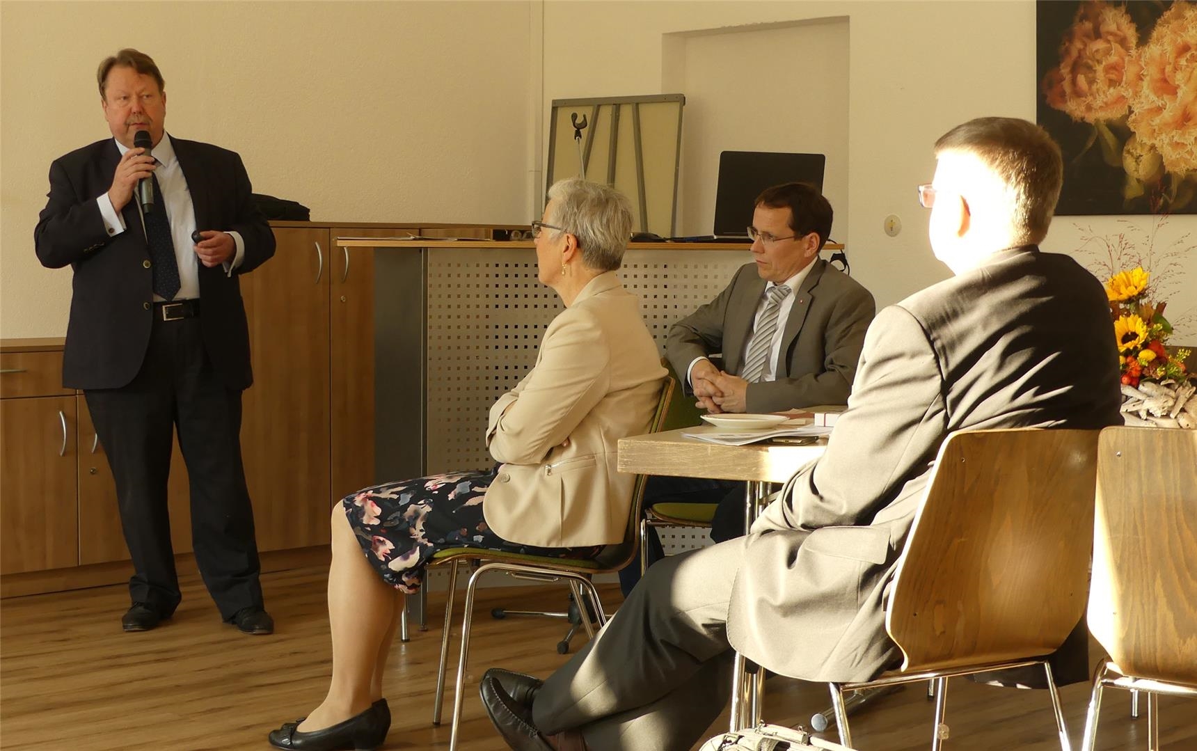 Ein Mann hält vor einer Gruppe einen Vortrag (Foto: Caritasverband Offenbach e.V.)